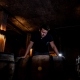 Dessin de Morgann, vigneron du Champagne William Saintot dans la cave avec des fûts en bois où reposent le Champagne